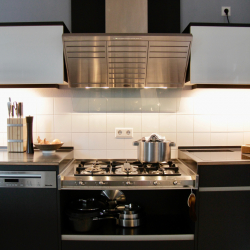 Küche mit schwarzen Linofronten