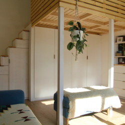 Hochbett über Schränken