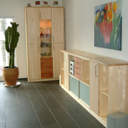 Schrank und Sideboard in Ahorn