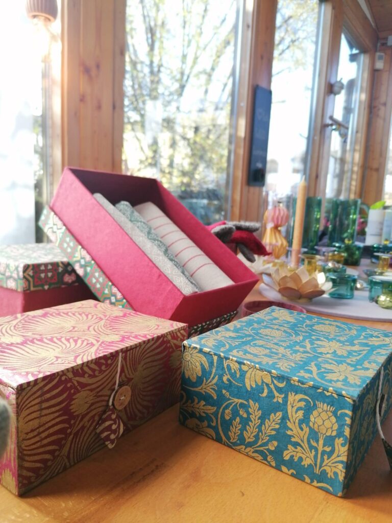 blaue und rote Schachteln aus handgeschöpftem Papier