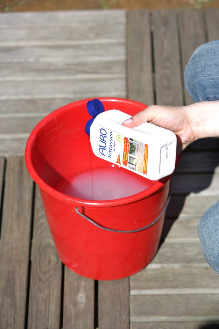 Eimer mit AURO Terrassenreiniger