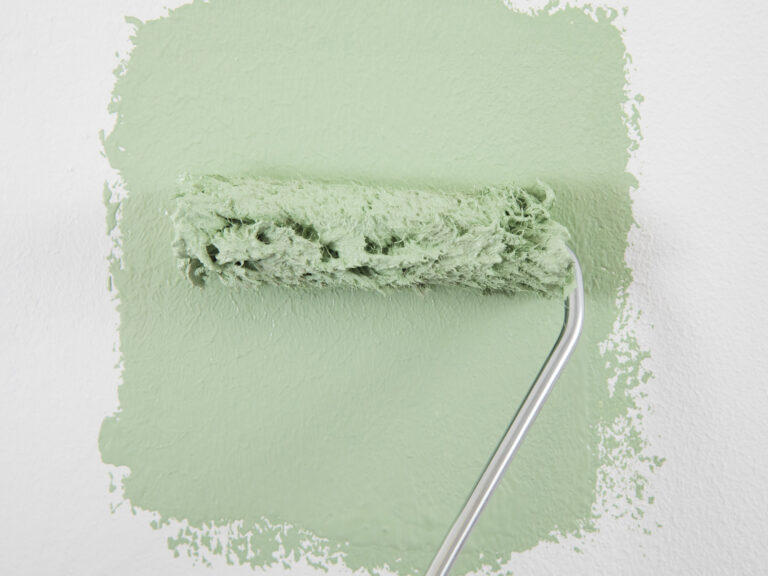 Wand wird im Farbton reseda green gestrichen