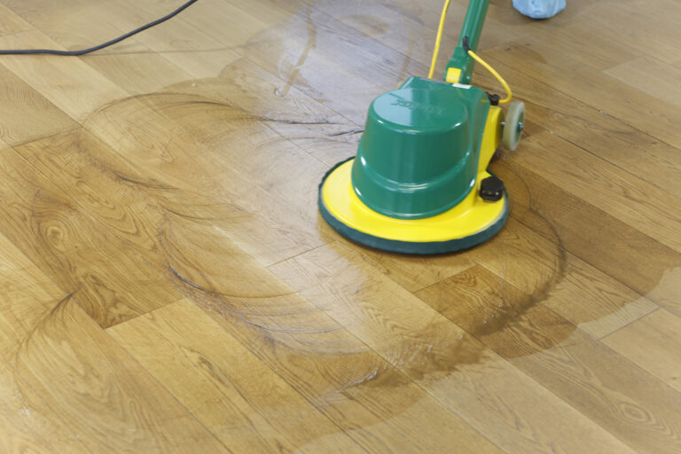 Reinigung eines Holzbodens mit der Einscheibenmaschine