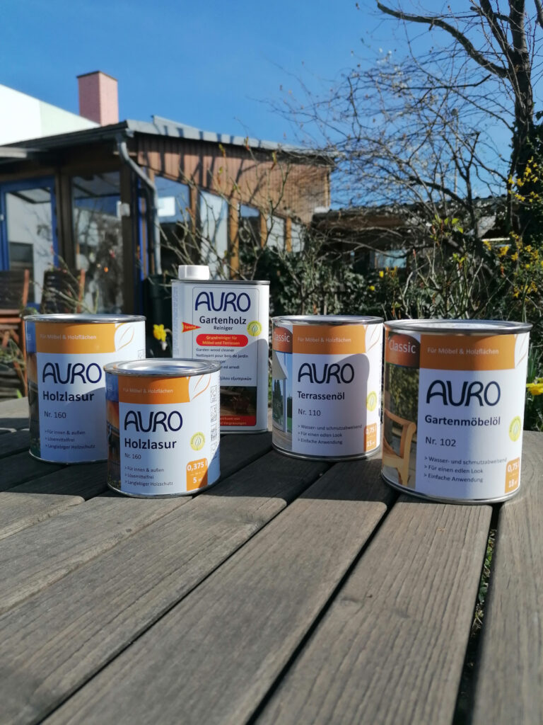 verschiedene Dosen von AURO mit Produkten zur Holzpflege für Terrasse und Garten