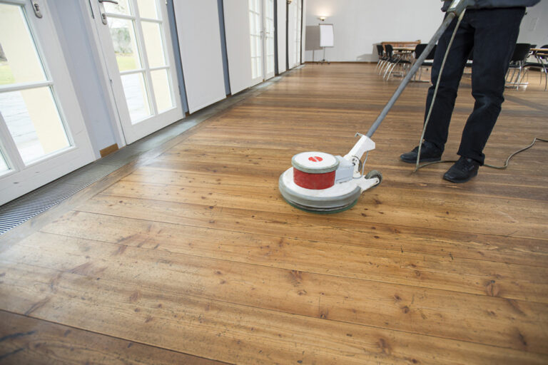 Auftrag von Hartwachs auf einem Holzboden mit der Einscheibenmaschine