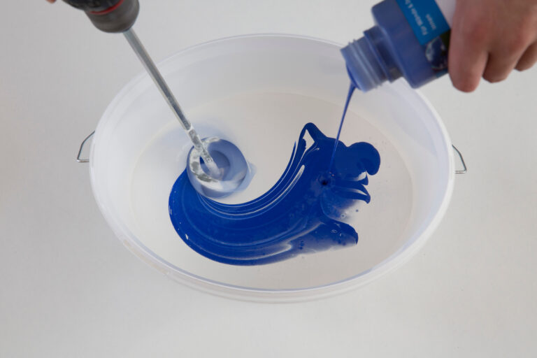Wandfarbe wird blau abgetönt