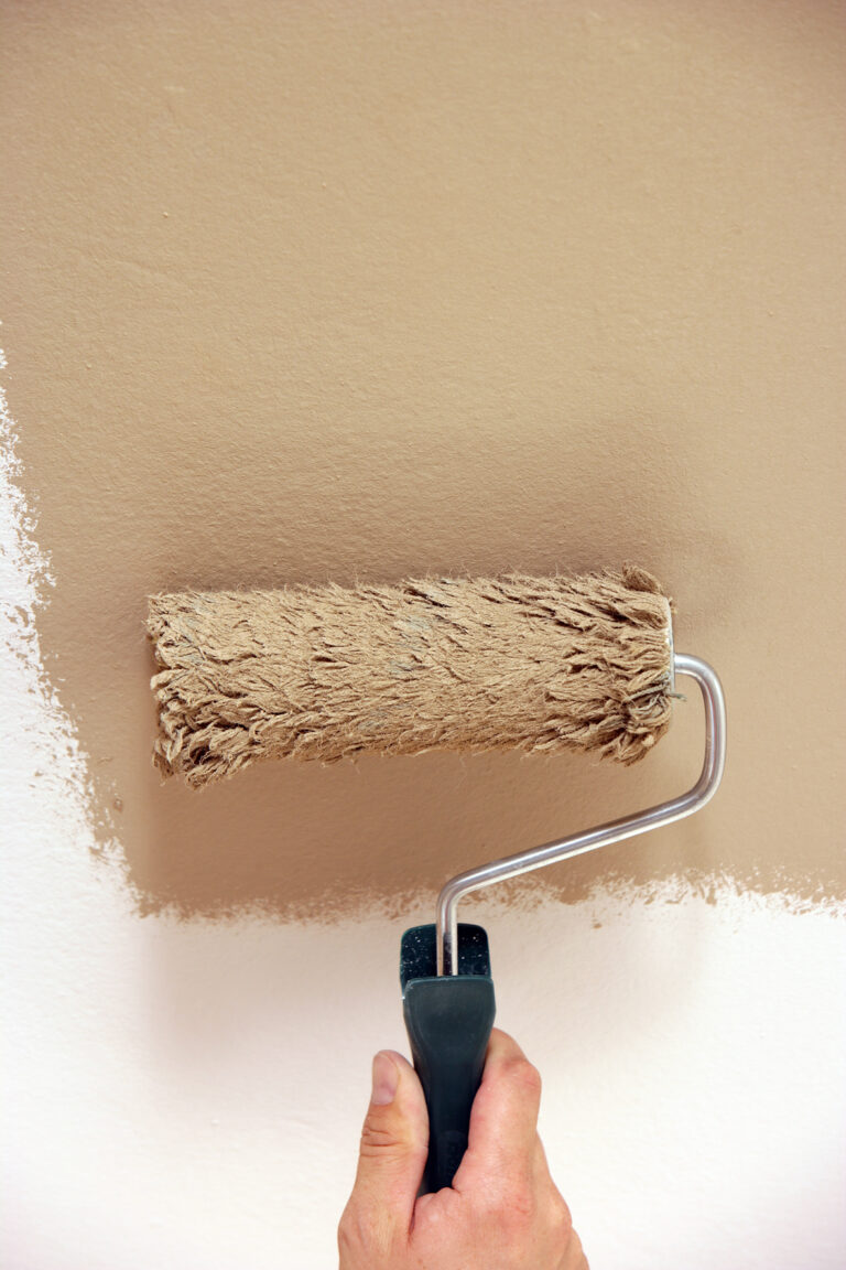 Wand wird im Farbton sand gestrichen