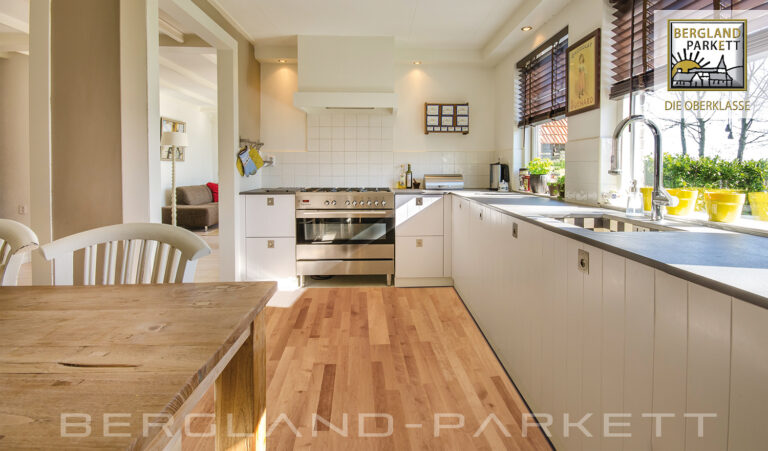 moderne weiße Küche mit Holzboden und Holztisch