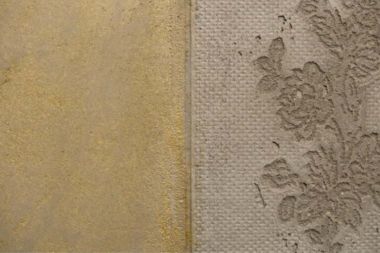 Wand gestaltet mit Lehmputz, zum Teil mit Goldwachs