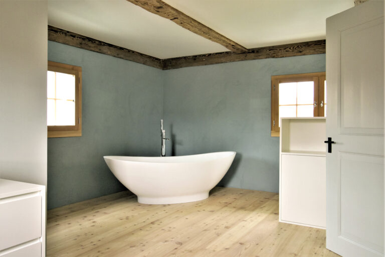 Badezimmer gestaltet mit blau eingefärbtem Kalkputz