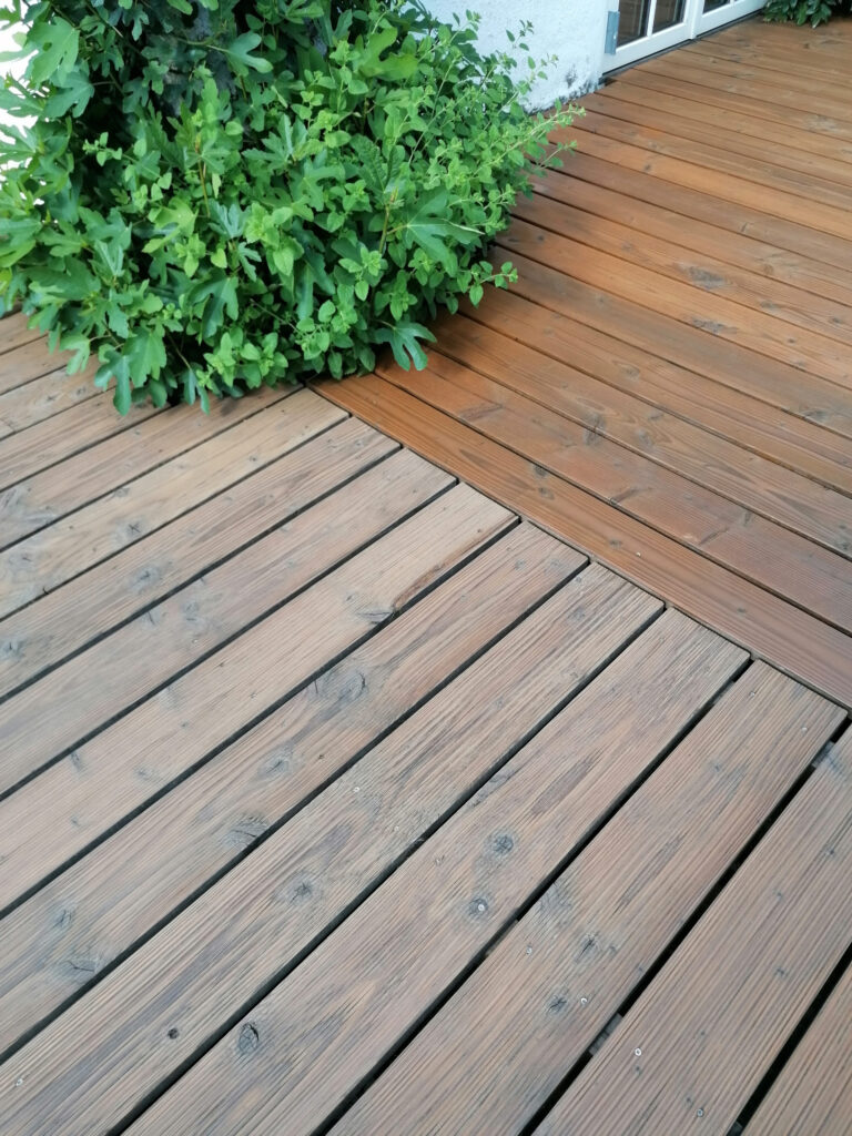 Holzterrasse in zwei verschiedenen Farbtönen geölt