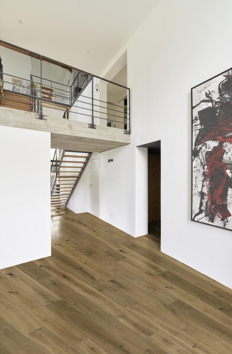 heller, leerer Raum mit Galerie und Eicheboden