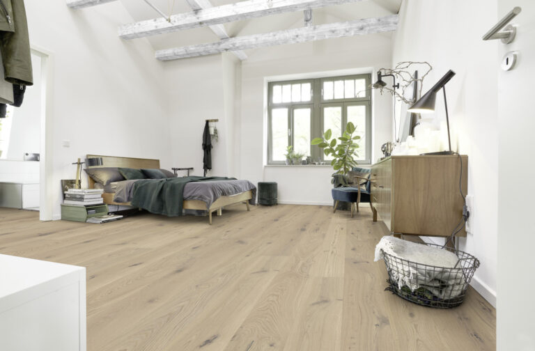 Schlafzimmer mit hellem Eicheboden