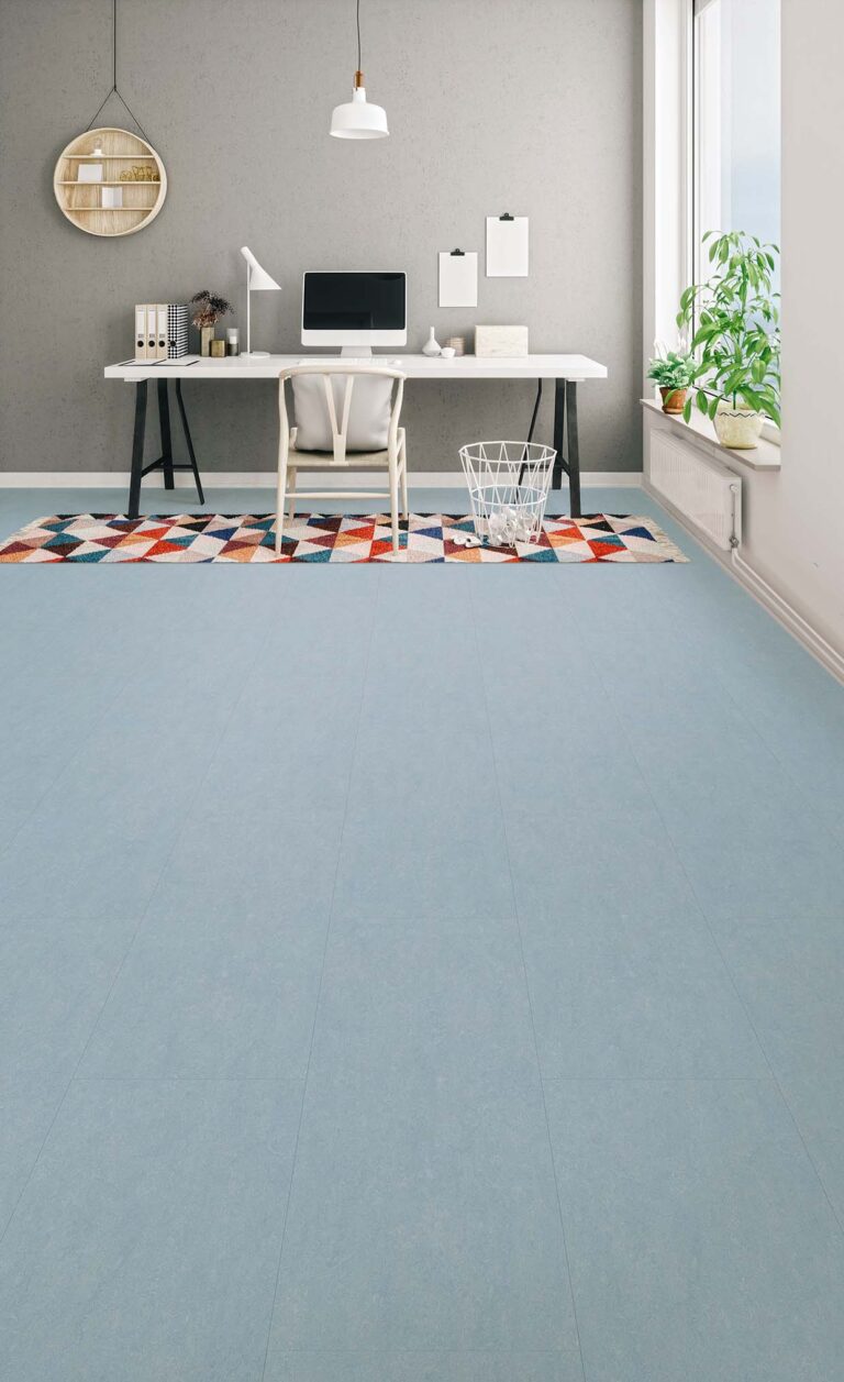 Kinderzimmer mit blauem Linoleumboden, weißem Schreibtisch und buntem Teppich