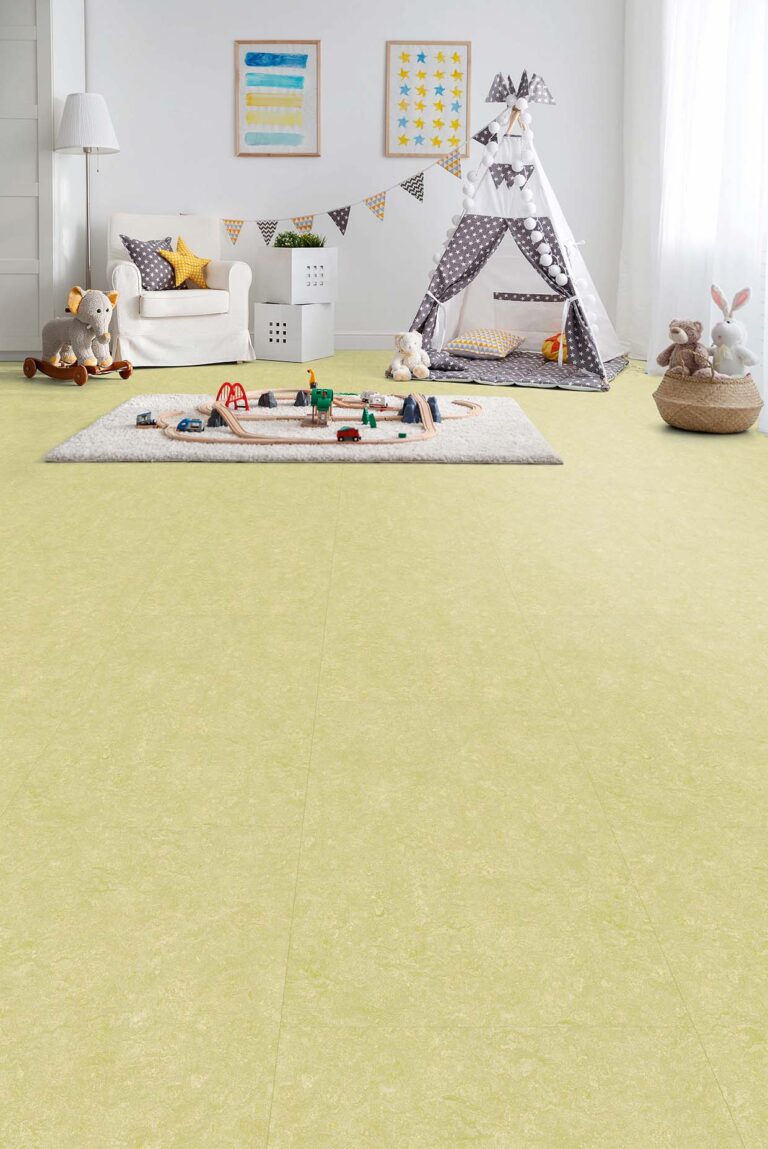 Kinderzimmer mit grünem Linoleumboden, Zelt und Eisenbahn
