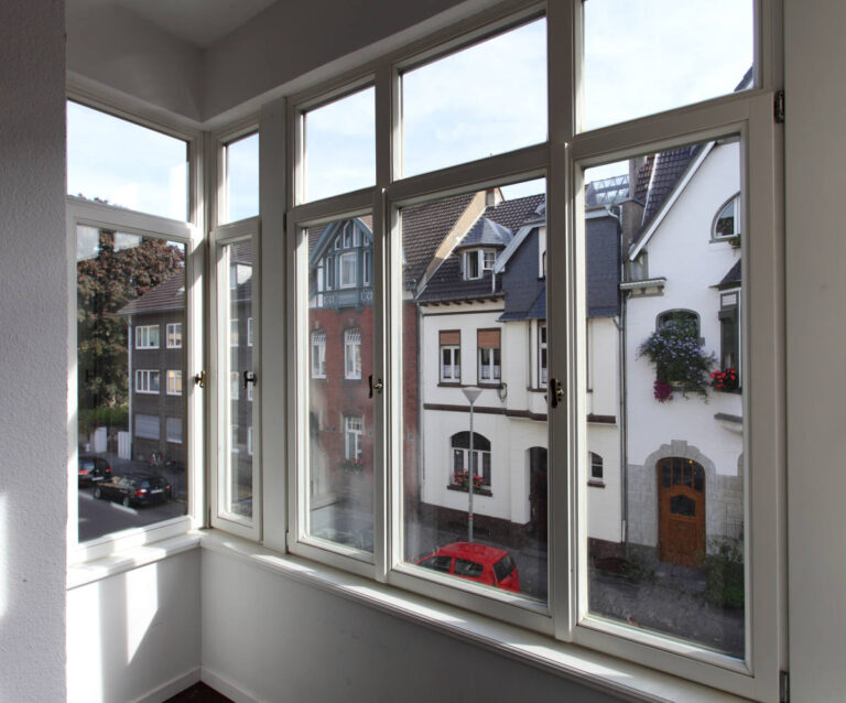 Erker mit Berliner Fenster, Blick auf die gegenüberliegende Häuserwand