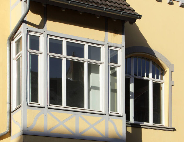 gelbe Fachwerkfassade mit Berliner Fenster
