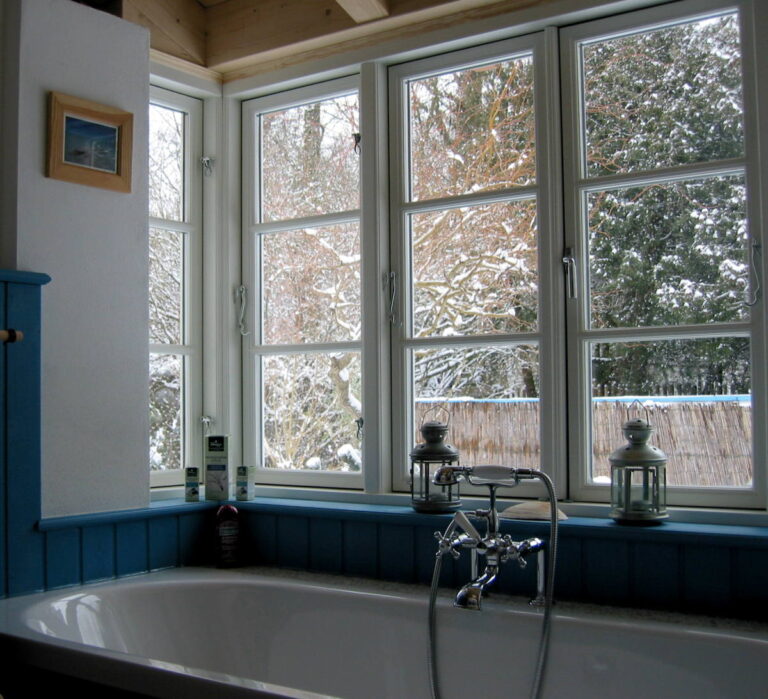 Badewanne mit Sprossenfenstern