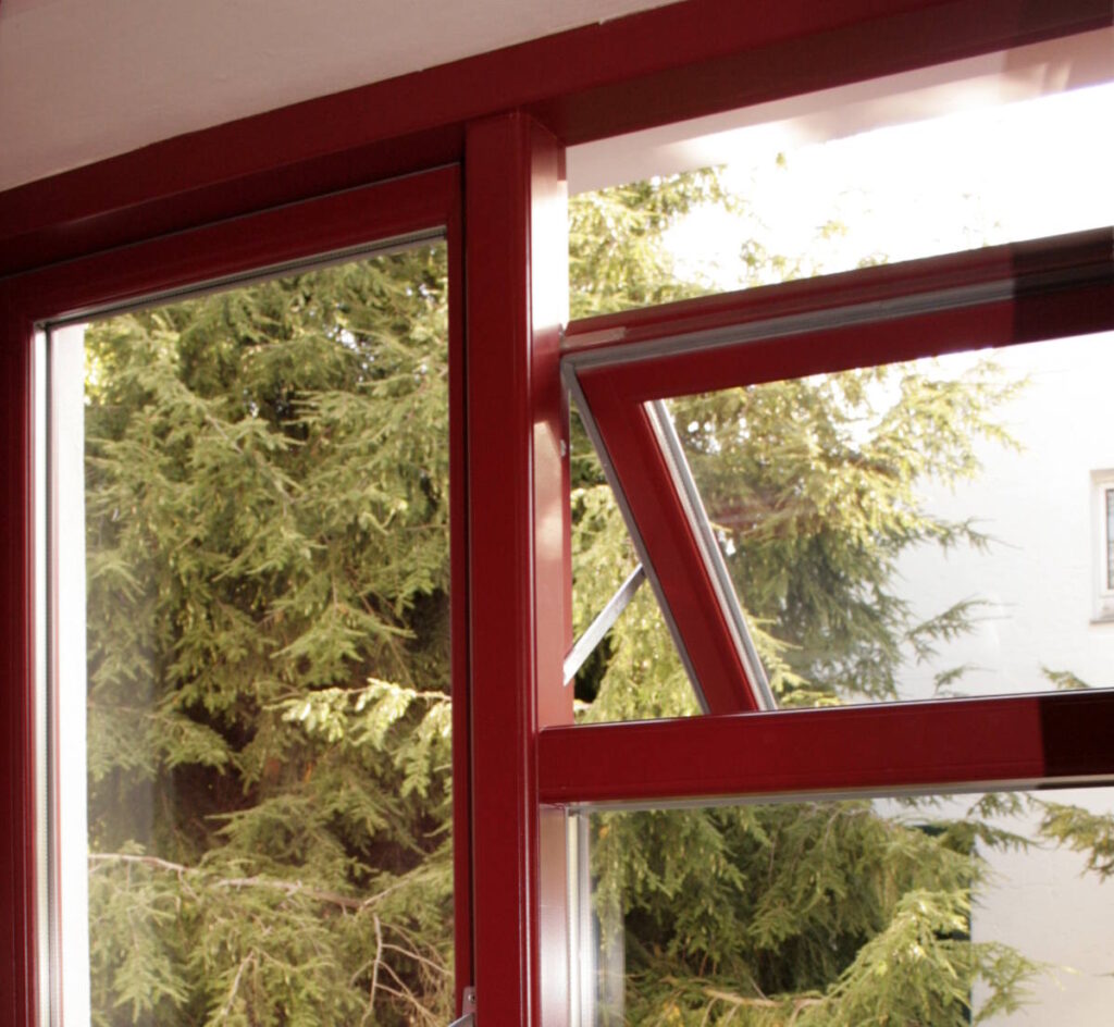 rotes Fenster von innen, nach außen öffnend