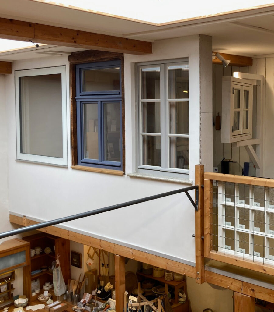 Ausstellung RobinKruso, verschiedene Fenster auf einer Galerie