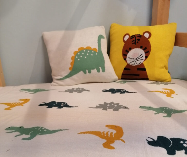 Decke mit Dinomotiv und Kissen mit Dinomotiv und Bärchenmotiv