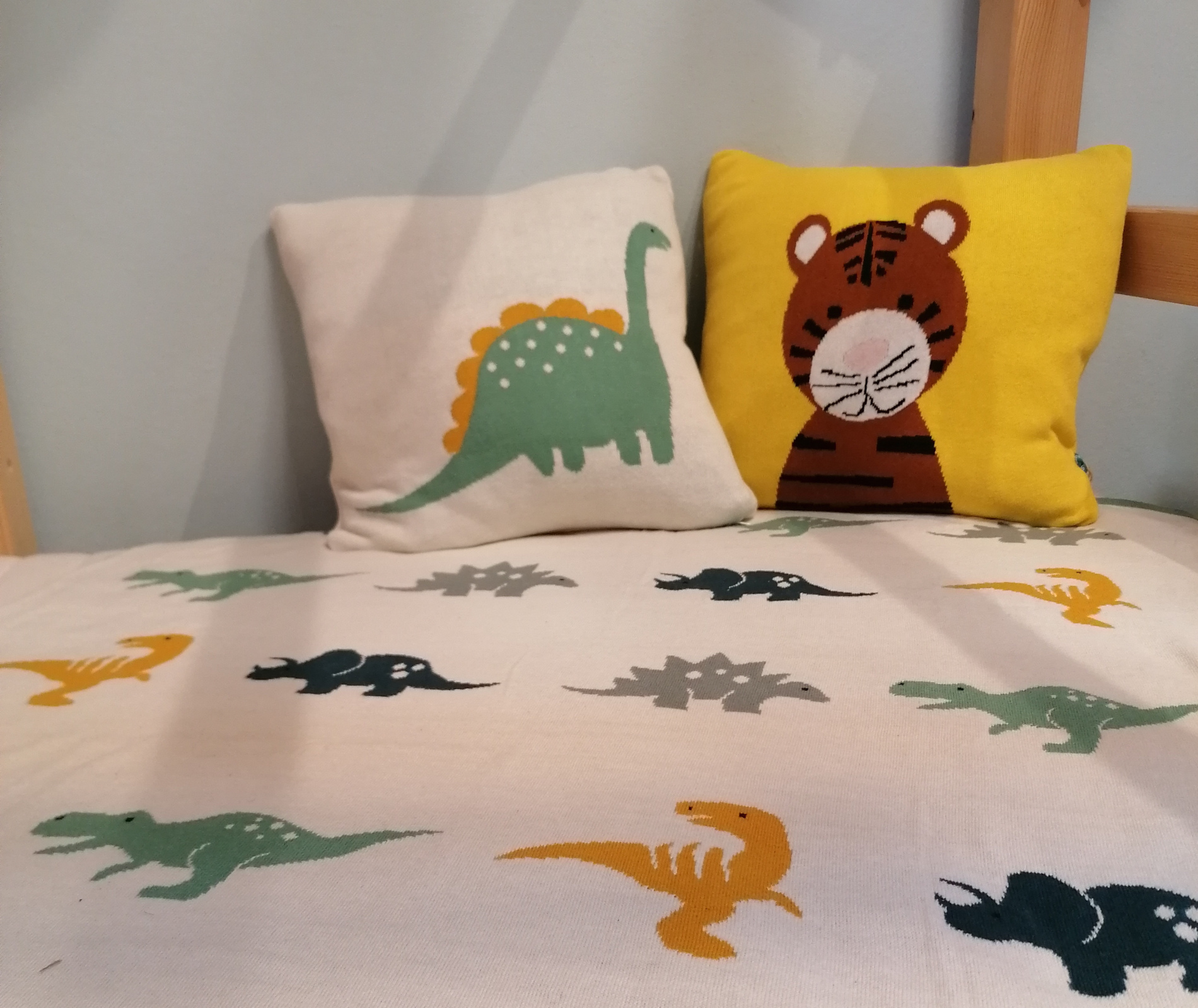 Decke mit Dinomotiv und Kissen mit Dinomotiv und Bärchenmotiv