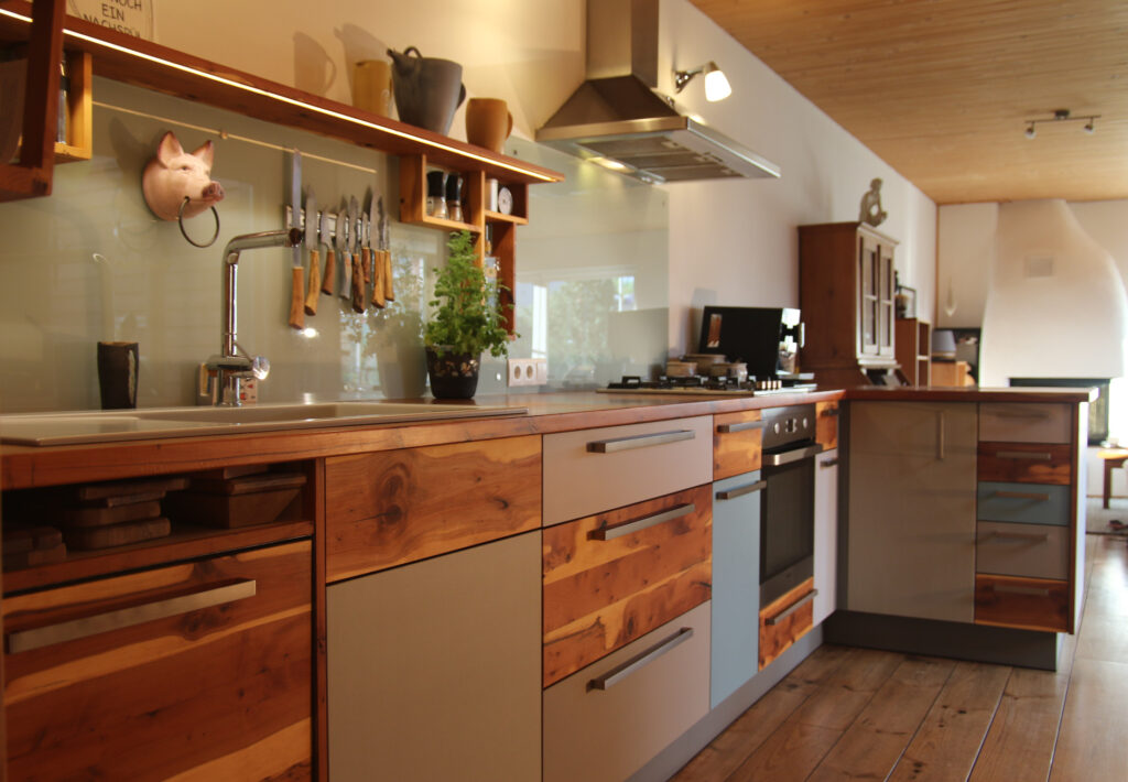 Nicht alltäglich: Massivholzküche in Eibe aus unserer Schreinerei Küche mit wild gemasertem Holz und bunten Fronten