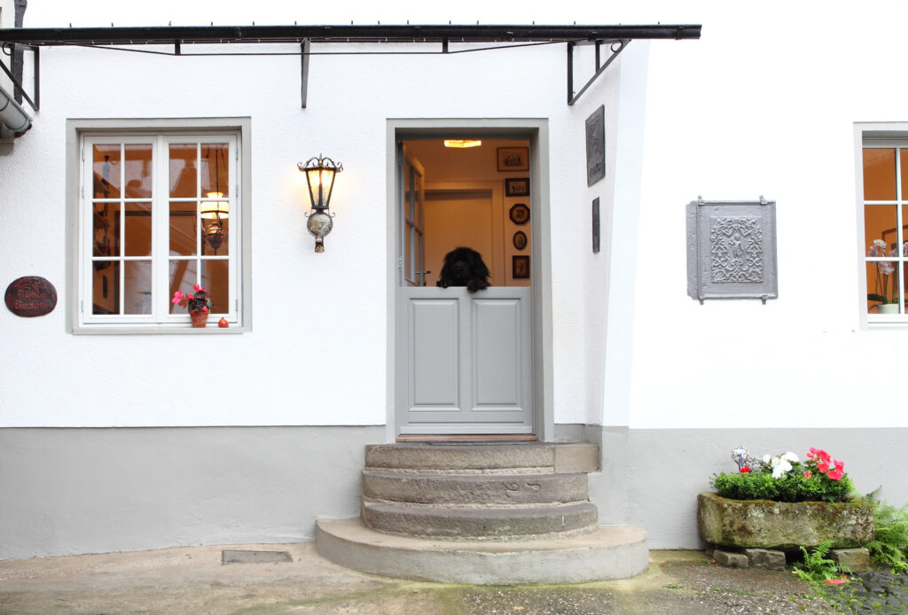 Innenhof mit Eingangsbereich mit Klöntür