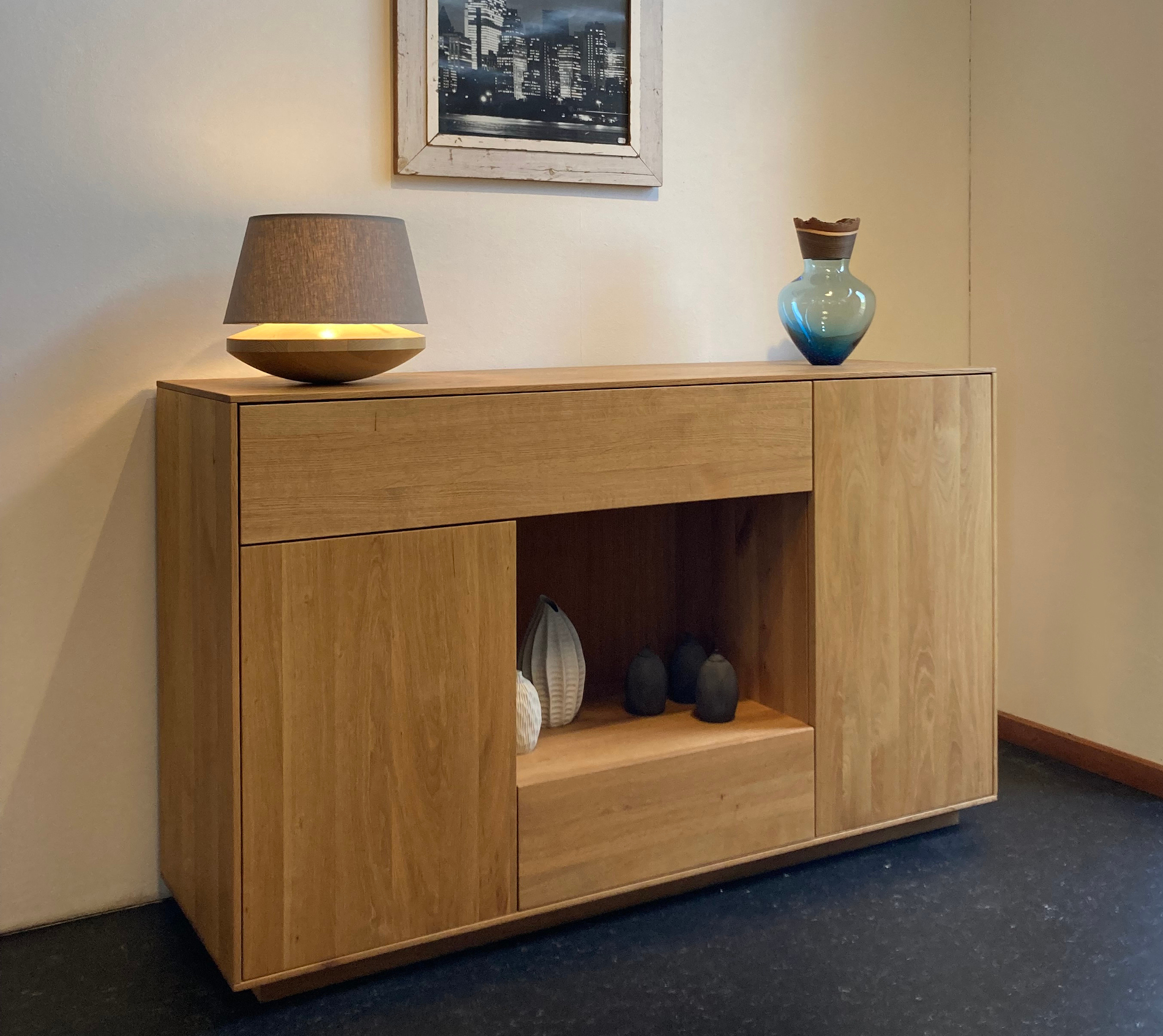 Sideboard mit innenliegenden Fronten und einem offenen Fach in Eiche