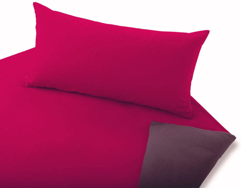 flauschige Wendebettwäsche mit einer pinken und einer lila Seite