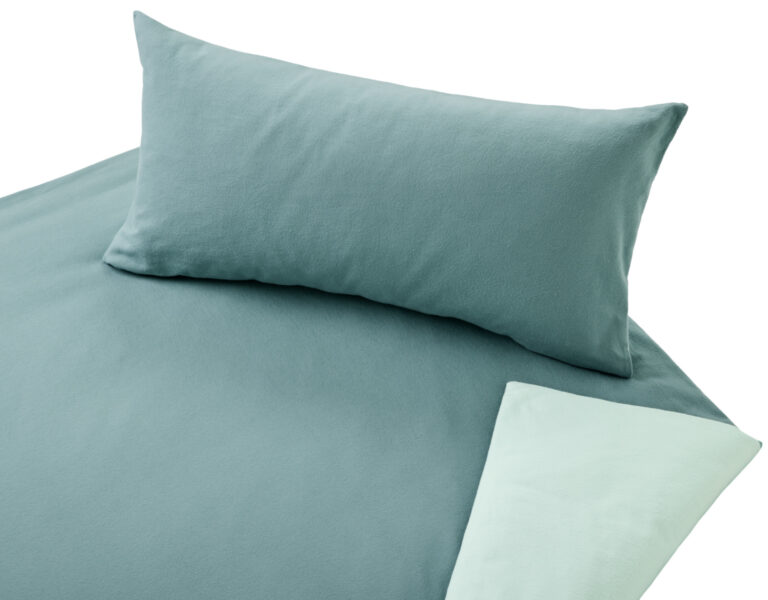 flauschige Wendebettwäsche mit einer hellblauen und einer türkisen Seite