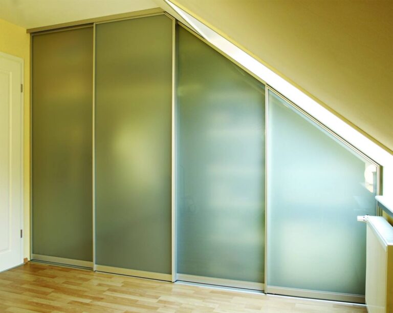 Einbauschrank in Dachschräge mit Gleittüren aus Glas mit Alurahmen