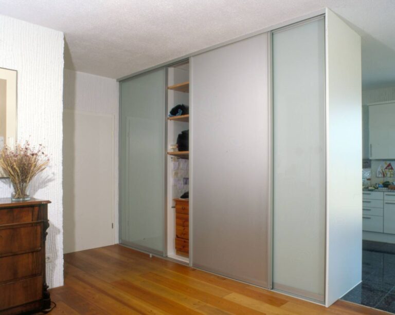 Einbauschrank mit Gleittüren aus Glas mit Alurahmen