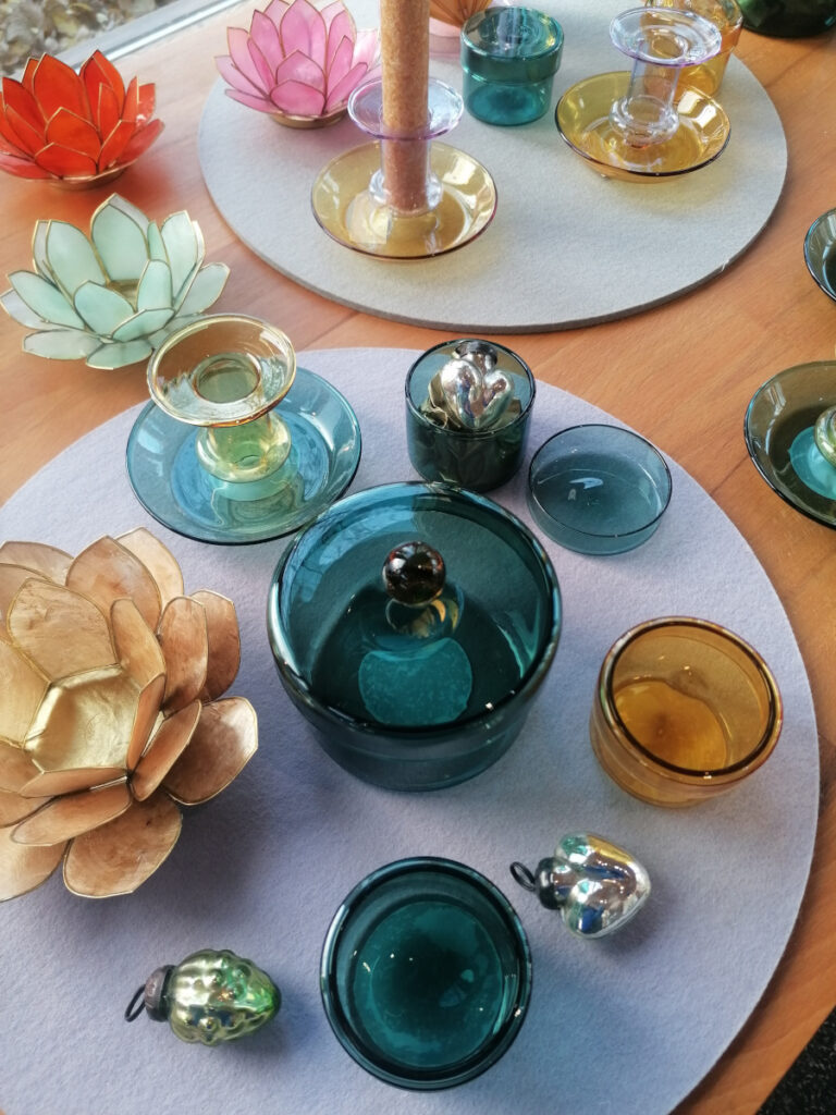 gelbe und blaue Dosen und Kerzenständer aus Glas