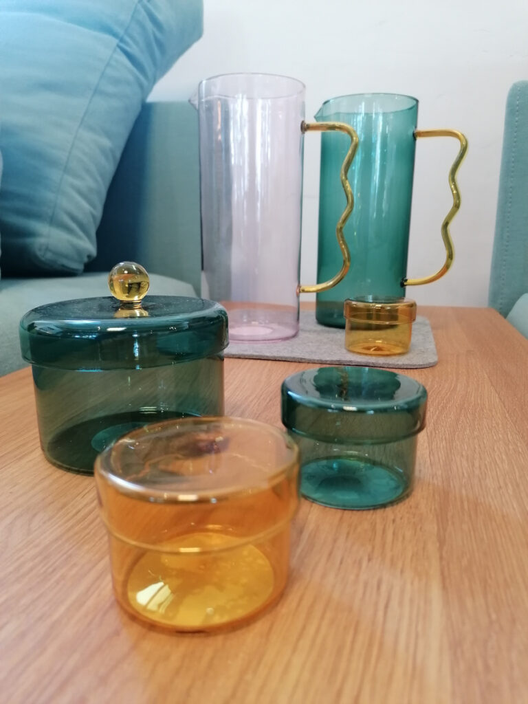 gelbe und blaue Dosen und Vasen aus Glas