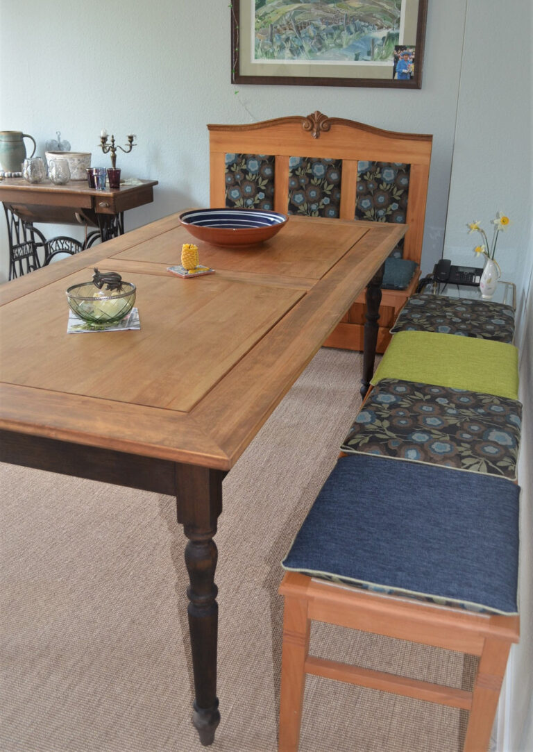 rustikaler Holztisch mit dunklen Beinen