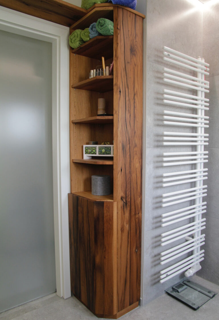 schmaler, hoher Badschrank aus gebrauchtem Eichenholz