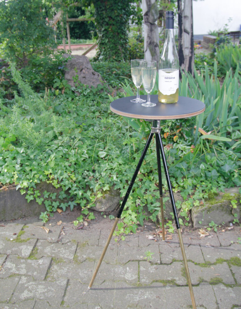 Stehtisch aus altem Fotostativ