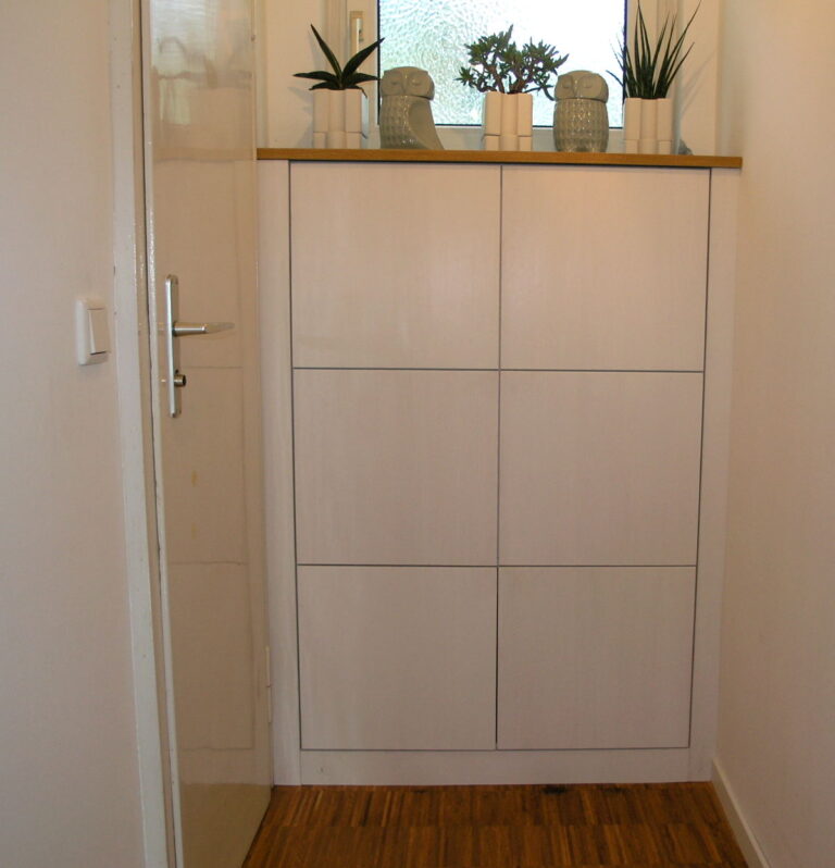 weiß lasierter Einbauschrank mit quadratischen Fächern in einem Flur