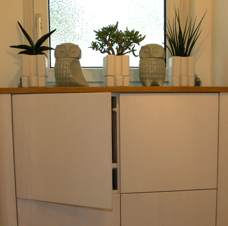 weiß lasierter Einbauschrank mit quadratischen Fächern in einem Flur