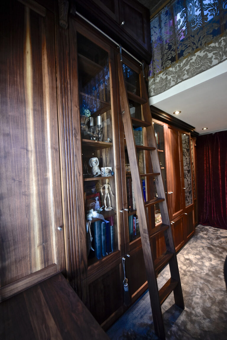 Einbauschrank aus dunklem Holz
