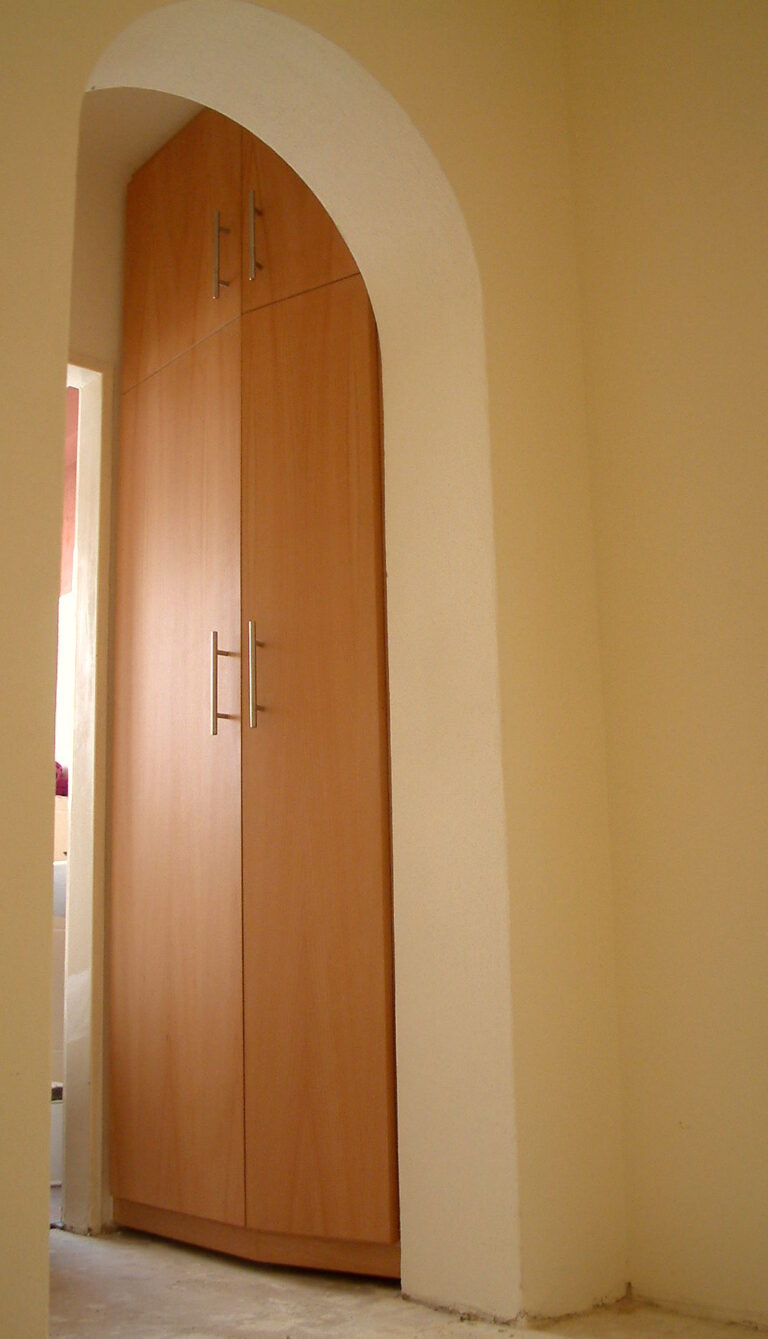 Flur mit Einbauschrank in hellem Holz
