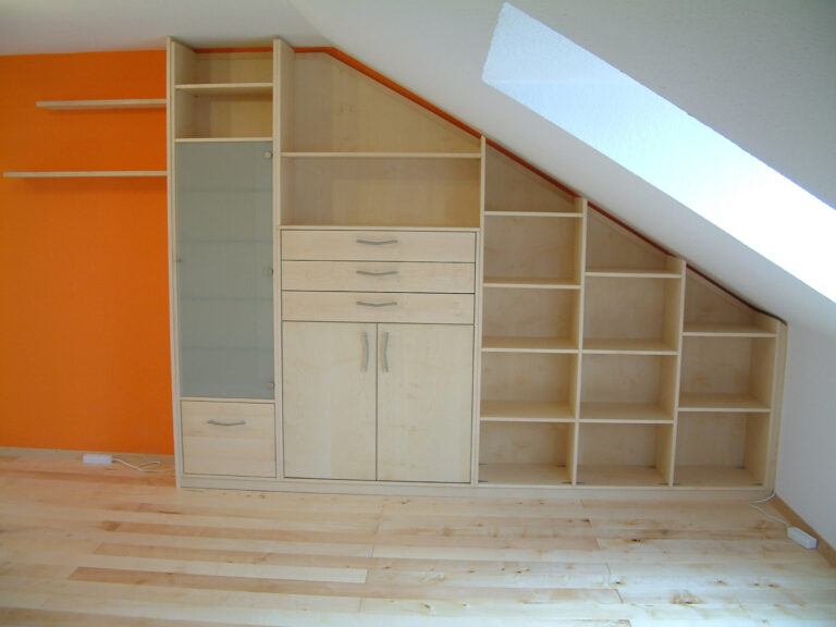 Dachschräge mit Einbauschrank in hellem Holz vor orangenen Wänden