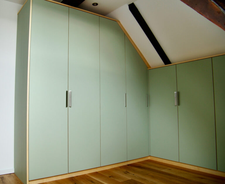 Dachschräge mit Einbauschrank mit grünen Fronten