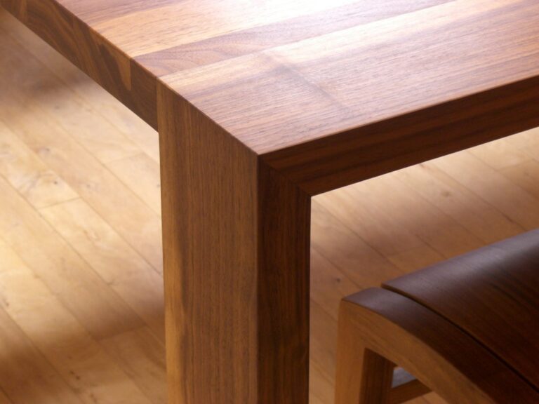 Nahansicht eines eleganten Tisches aus dunklem Holz