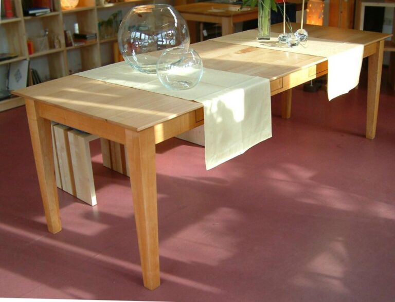 klassischer Esstisch aus hellem Holz