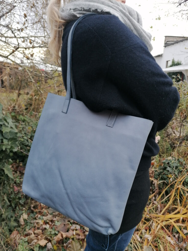 blaue Handtasche im Shopper-Stil