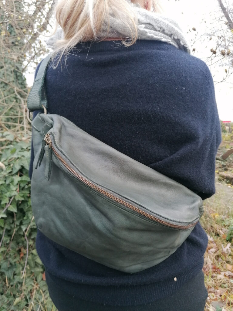 große grüne Handtasche im Hipbag-Stil