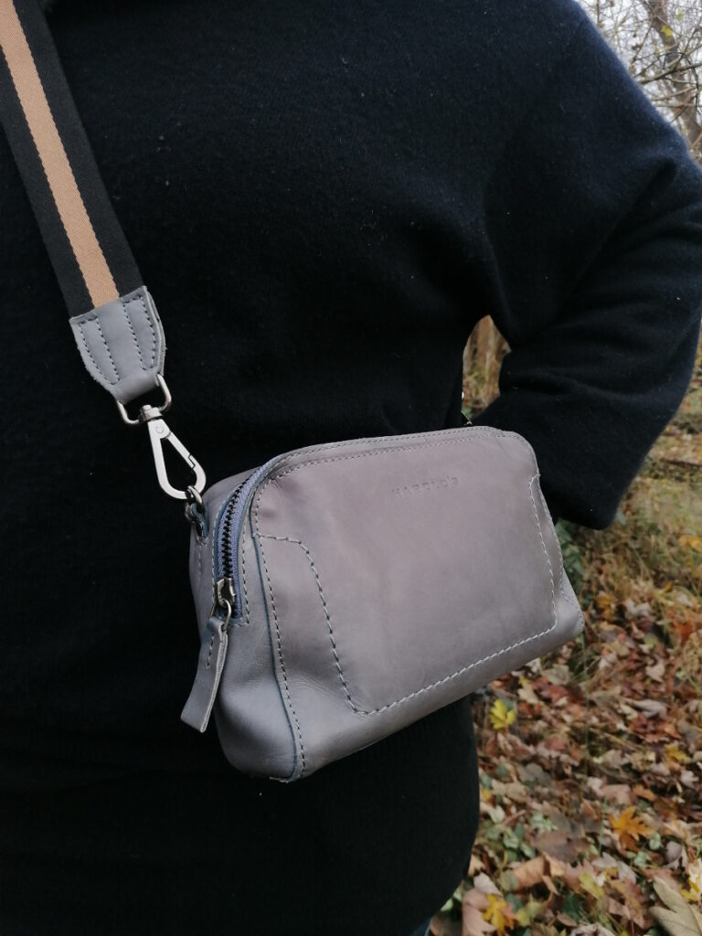 kleine blaue Handtasche mit braun-schwarzem Umhängegurt