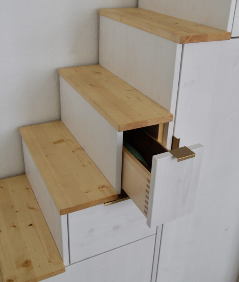 Detailaufnahme der Schubladen, die in die Treppe integriert wurden